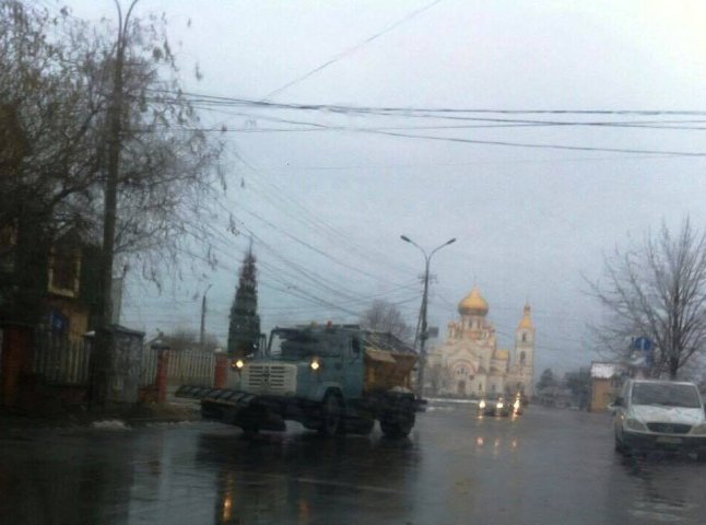 Зранку комунальники Мукачева працюють в посиленому режимі