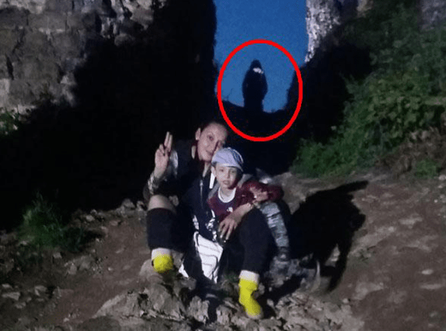 Туристи показали фото привидів, які вони сфотографували на Закарпатті