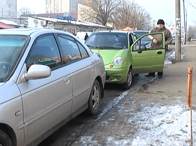 Вулиці, тротуари та газони Ужгорода перетворились на суцільну автостоянку