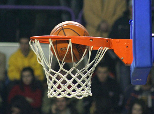 Баскетболісти УжНУ стартували в першій лізі України з прикрої поразки