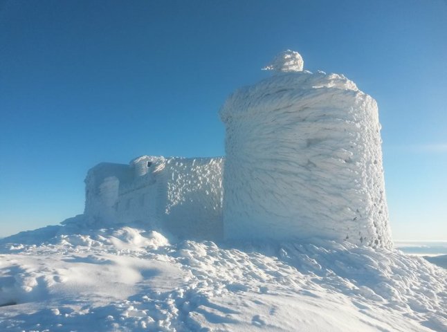 В інтернет-мережі з’явилось фото засніженої обсерваторії, яка перетворилась на арктичну фортецю