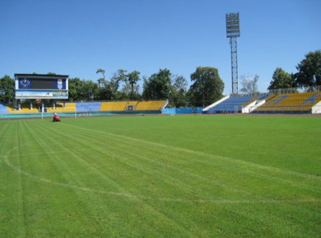 На матч між футбольними клубами "Говерла" та "Карпати" всі квитки коштуватимуть по 10 гривень