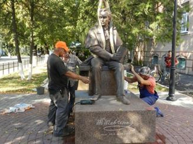 У Берегові почали встановлювати пам’ятник Тарасу Шевченку
