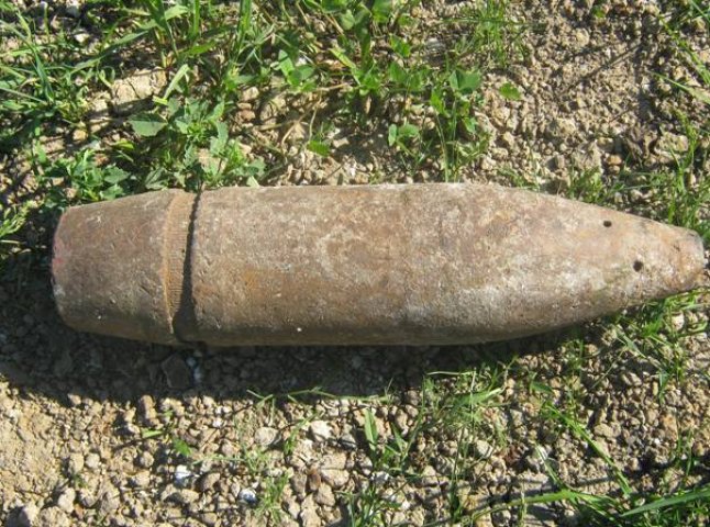 Житель Берегівщини виявив біля свого села артилерійський снаряд