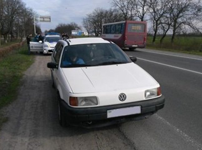 На трасі між Ужгородом і Мукачевом зупинили автомобіль, який перебуває у розшуку