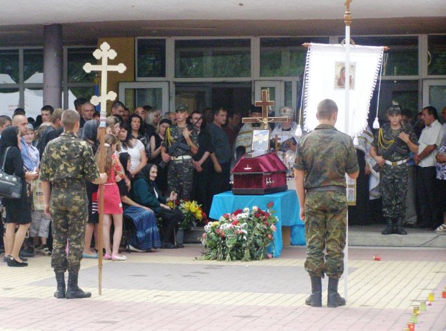 У Рахові попрощалися із 21-річним юнаком, який загинув у зоні АТО