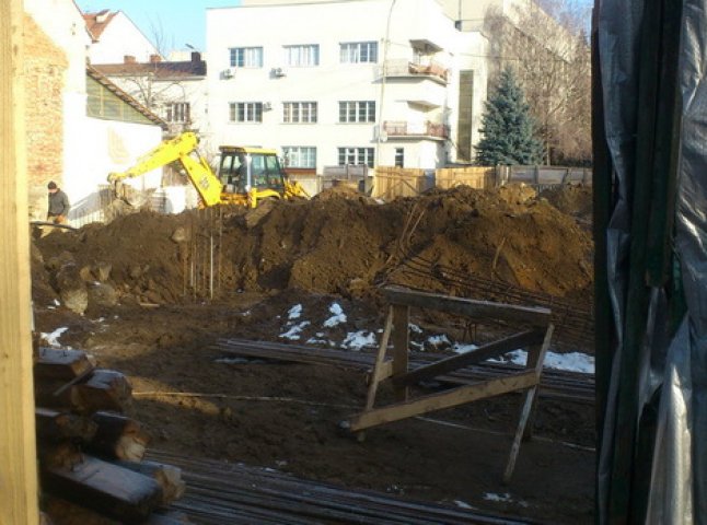 На набережній Незалежності в Ужгороді триває скандальне будівництво (ФОТО)