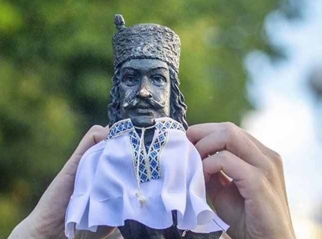 Мукачево одягло символи міста до Дня вишиванки