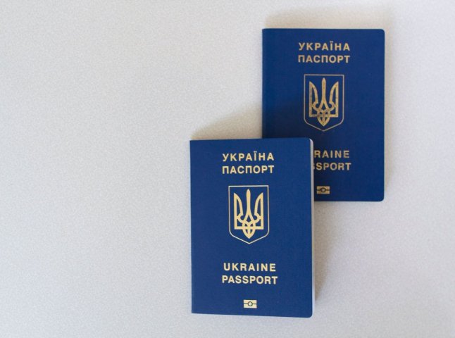 Чи можна мати два закордонні паспорти: міграційна служба зробила роз’яснення