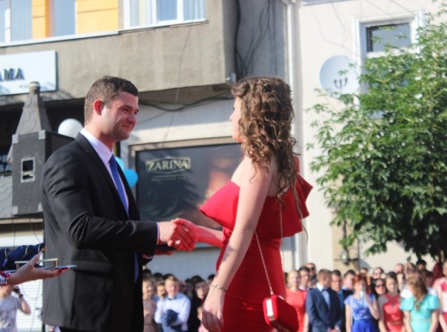 Парад випускників у Мукачеві завершився достроково через непередбачуваний конфуз
