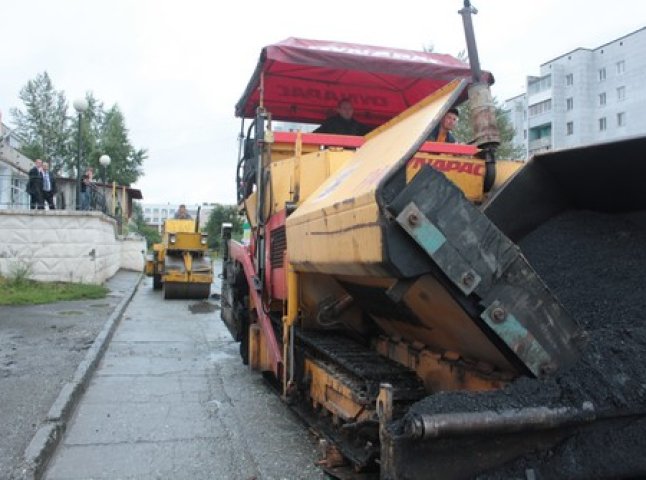 В Ужгороді в дощ активно ремонтують дороги