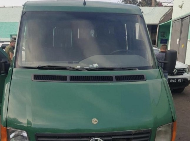 У селі на Рахівщині зупинили підозрілий мікроавтобус
