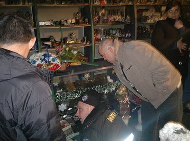 На Тячівщині зловмисники, не знайшовши грошей у магазині, попросту напилися та підпалили його (ФОТО)