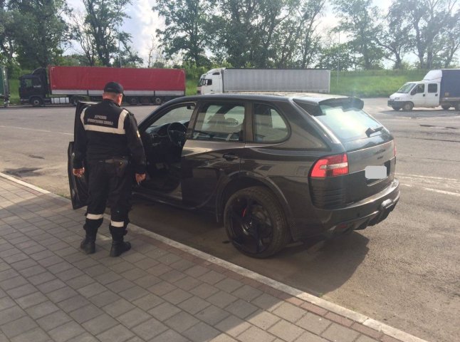 Чопські прикордонники затримали коштовний автомобіль, викрадений у Словаччині