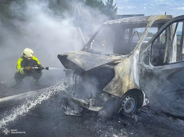 Рятувальники показали, як ліквідували загорання у автомобілі