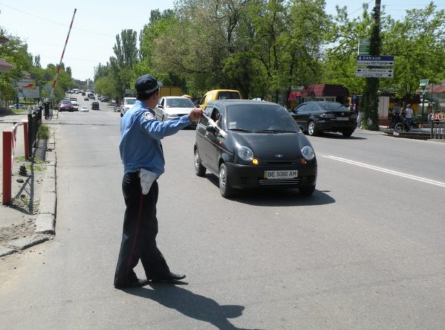 На залізничних переїздах області на водіїв-порушників чатуватимуть інспектори ДАІ