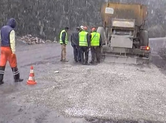 Навіть попри сніг на Яблунецькому перевалі ремонтують дорогу