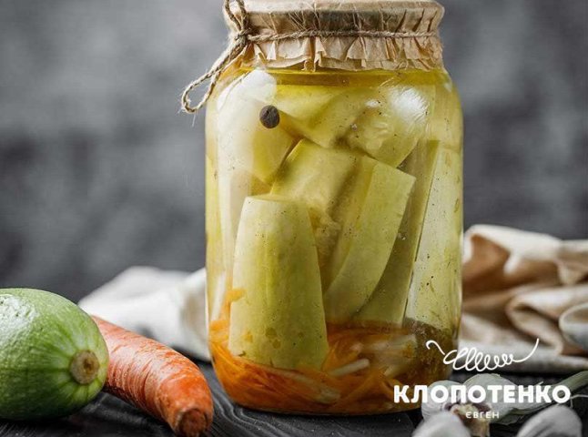 Мариновані кабачки на зиму за 30 хвилин: легкий рецепт від відомого шеф-кухаря