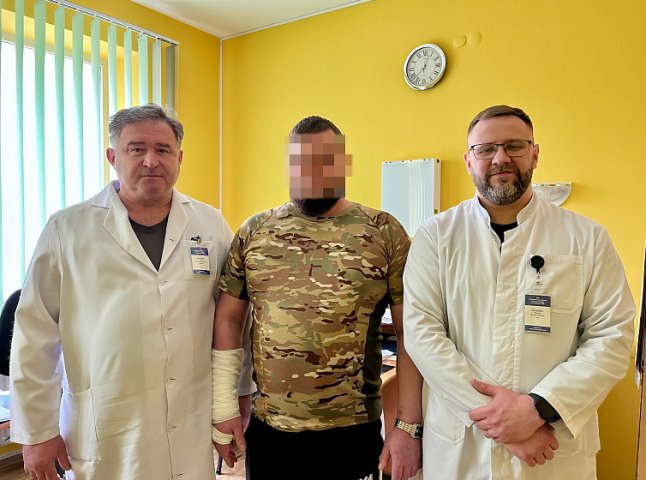 Лікарі на Закарпатті дістали осколок з легенів військового
