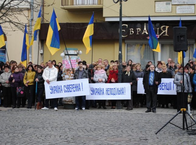 Працівників виконкому та студентів МДУ вивели на загальноміський мітинг (ФОТО)