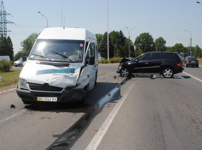 Біля поста ДАІ у Мукачеві джип зіткнувся з мікроавтобусом