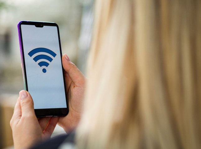 Вимикати чи залишати: що робити з Wi-Fi на телефоні перед сном