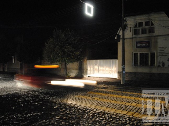 Ноу-хау від дорожників: у Мукачеві знаки вночі вже навіть світяться (ФОТОФАКТ)