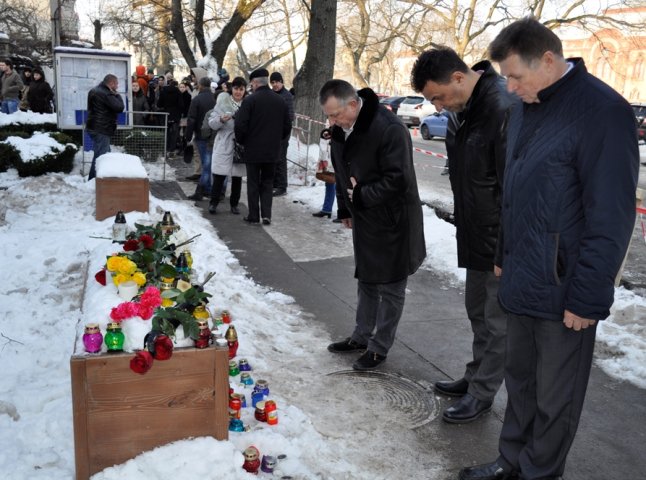 Керівники області вшанували біля стін угорського генконсульства пам’ять загиблих дітей у ДТП в Італії