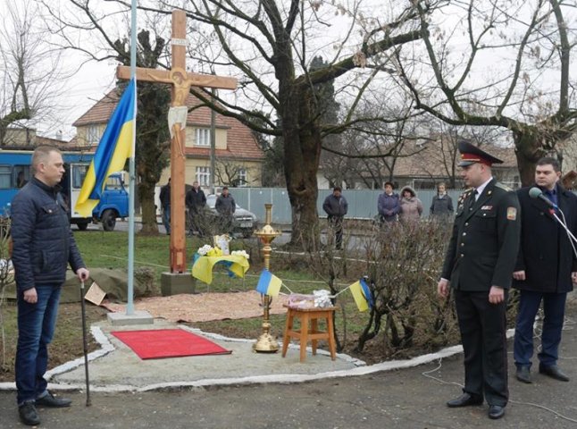 На площі Віталія Постолакі в Ужгороді до Дня пам’яті Небесної Сотні встановили і освятили хрест