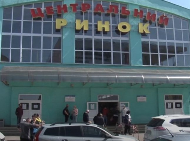 Відвідувачам на вході міряють температуру: як зараз працює "Зелений ринок" у Мукачеві