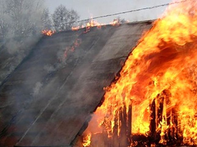 На Тячівщині вогонь знищив дах новобудови
