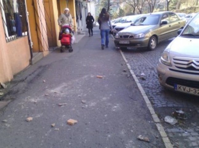 У центрі Ужгорода штукатурка ледь не впала на голову чоловіку