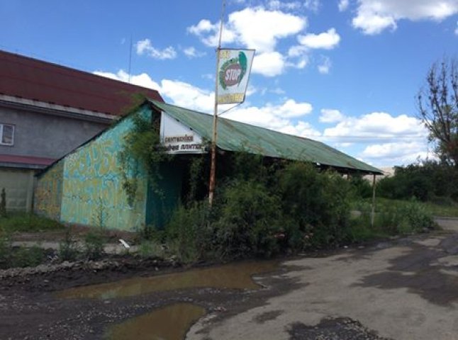 Муніципальна поліція Мукачева оштрафувала підприємця, який занедбав будівлю