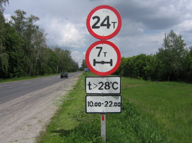 В Ужгороді діє обмеження на рух вантажівок у спеку