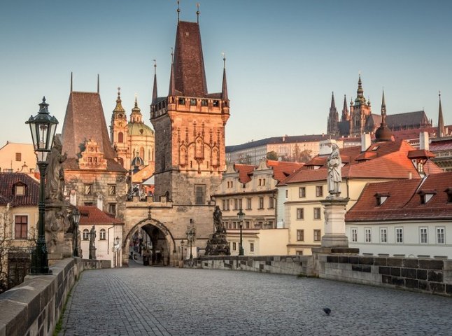 Що коїться в Чехії: в країні закривають школи і забороняють масові заходи
