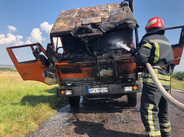 В Ужгороді загорілась вантажівка
