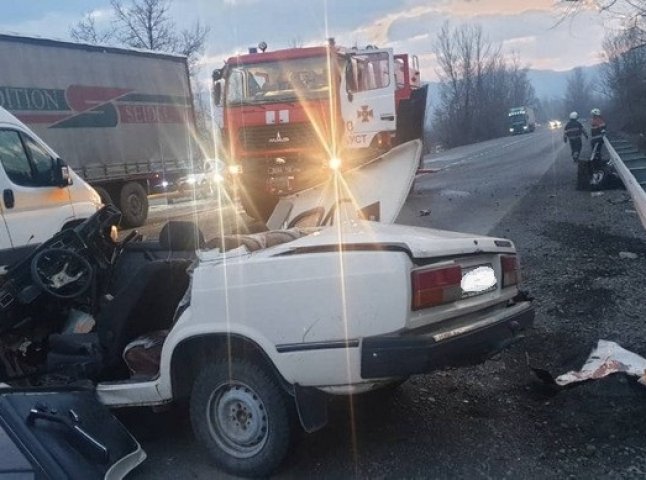 Лікарі борються за життя чоловіка, який дивом вижив у фатальній ДТП