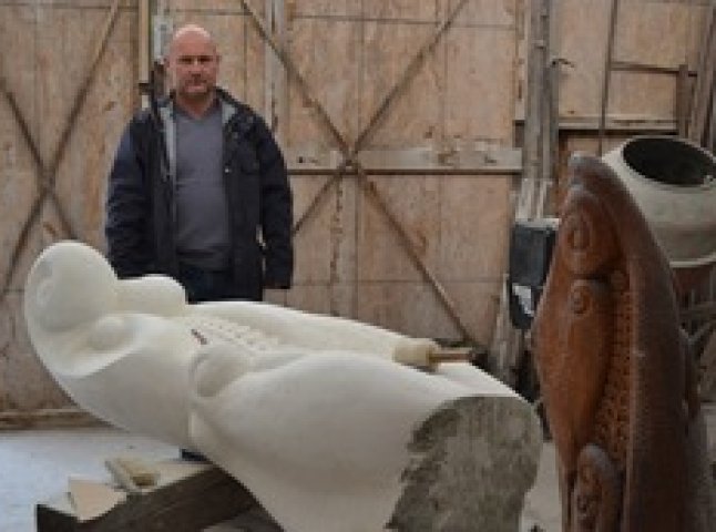 Закарпатський скульптор Петро Матл створює парк скульптур