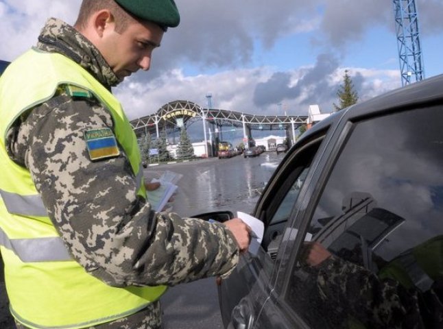 Закарпатські прикордонники про те, чи потрібно військовозобов’язаним показувати на кордоні довідку із військкомату