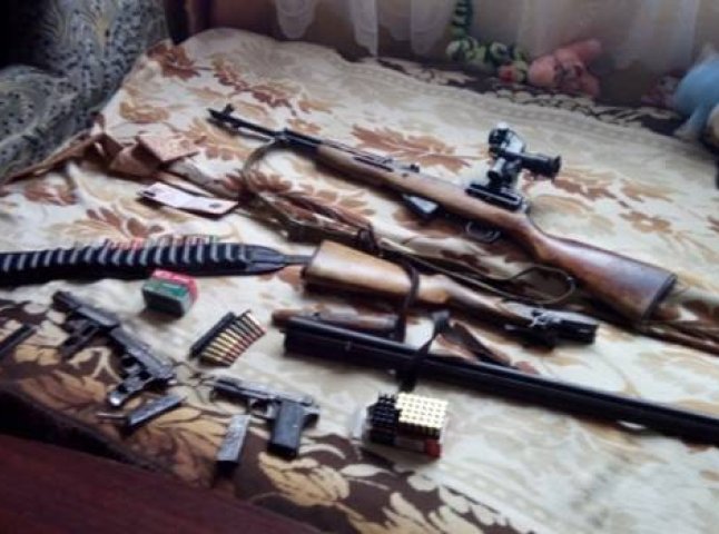 Поліцейські виявили у жителя Хустщини арсенал зброї