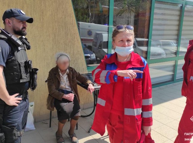 Патрульні в Ужгороді надали допомогу двом літнім жінкам, яким стало зле