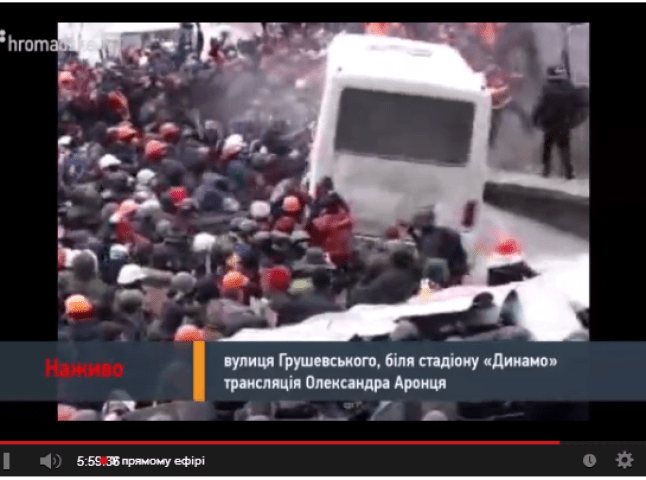 В центрі Києва бійка: мітингувальники палицями б’ють "беркутівців" і намагаються перекинути автобус