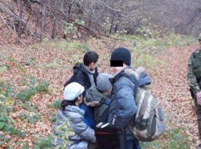 Жінка з трьома малолітніми дітьми «блукала» Карпатами