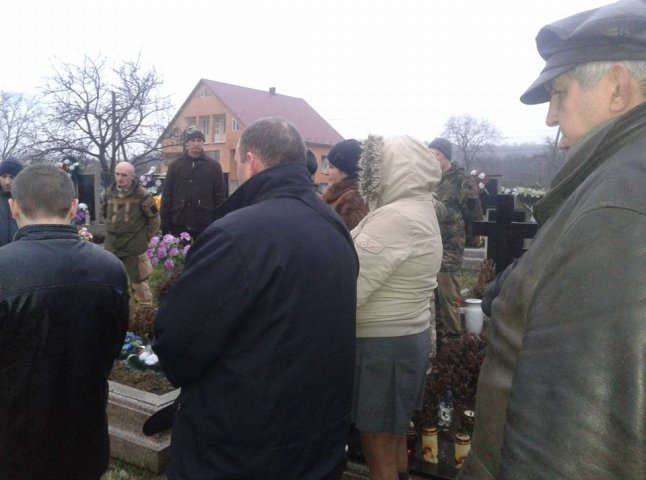 В околиці Мукачева вшанували річницю з дня смерті бійця "Айдару" Олега "Скіфа" Сидора