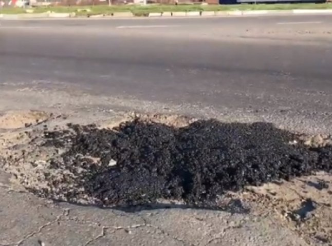 Курйоз дня: в інтернет-мережі показали "незвичний" ямковий ремонт на трасі "Київ-Чоп" у Мукачеві