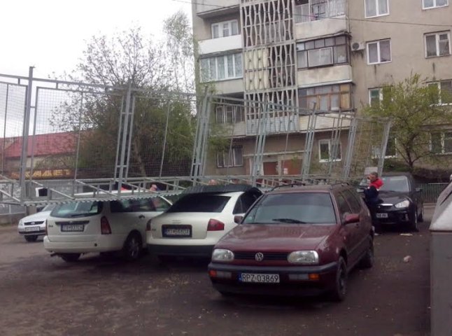 У одному зі спальних районів Мукачева огороджувальна сітка впала на автомобілі (ФОТО)