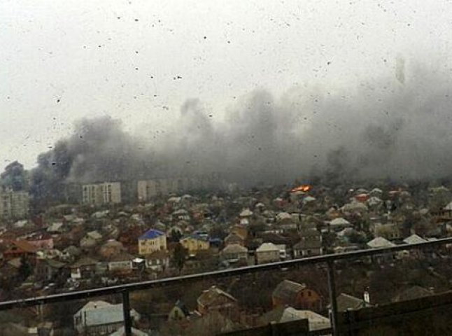 Через обстріл Маріуполя місто охопила паніка, палають будівлі