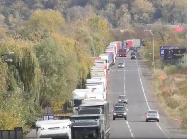 Поблизу кордону застрягло понад 250 вантажівок