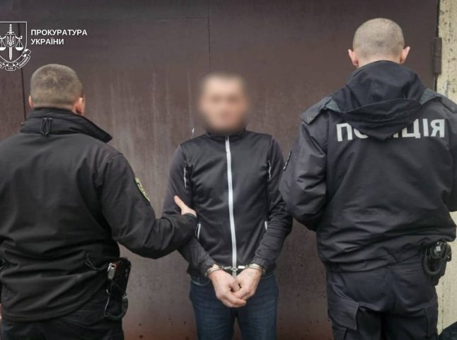 Судитимуть домашнього тирана, який знущався з матері та викрав автомобіль