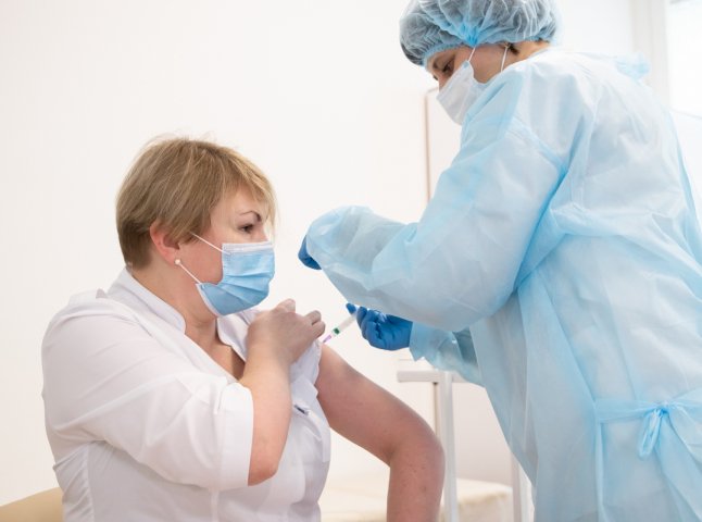 Обов’язкова вакцинація: МОЗ готує великий перелік професій